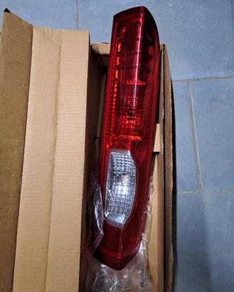 fanale posteriore dx trafic vivaro