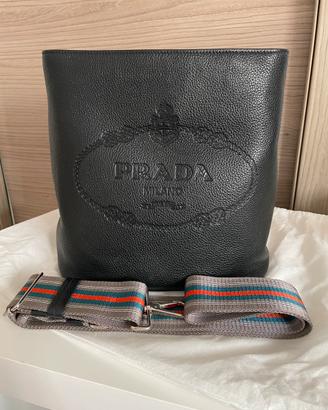 Borsa Secchiello Prada in pelle nera