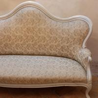 divano con due ottomani