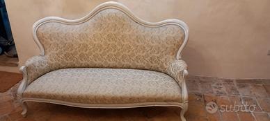 divano con due ottomani