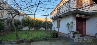 Casa unifamiliare con corte, giardino e posti auto