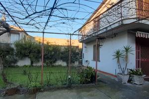 Casa unifamiliare con corte, giardino e posti auto