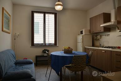 5 vani con terrazzo-due bagni- centrale-30 mt mare