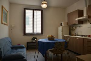 5 vani con terrazzo-due bagni- centrale-30 mt mare