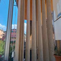 tende a bande verticali 