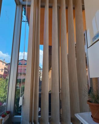 tende a bande verticali 