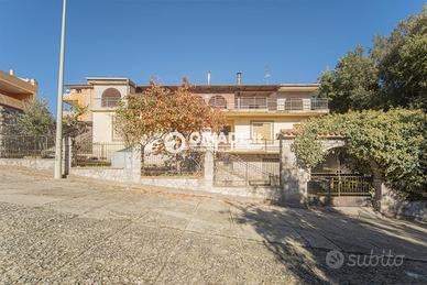 Quadrilocale con cortile, garage e cantina, Sadali