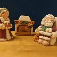 Babbo,Mamma Natale con caminetto Thun