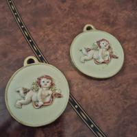 coppia di medaglioni con angioletti