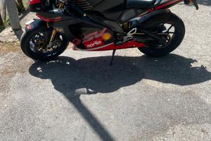 Aprilia rsv 1000r