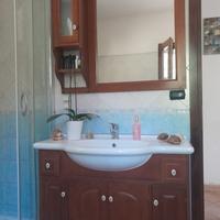 Mobiletto in legno da bagno completo