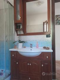 Mobiletto in legno da bagno completo