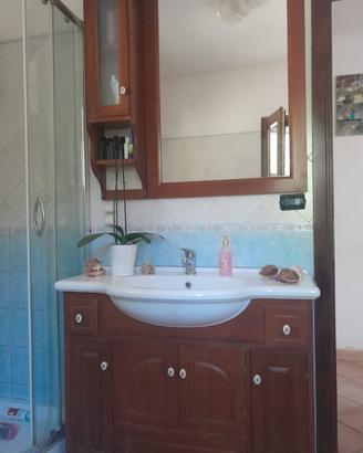 Mobiletto in legno da bagno completo