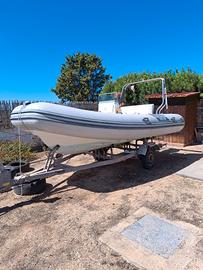 Gommone con motore e carrello