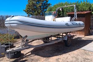 Gommone con motore e carrello