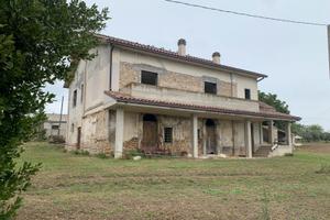 Casa rurale semi ristrutturata con terreno
