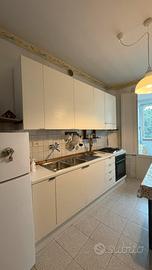 Cucina completa di fuochi, forno, cappa e lavello.