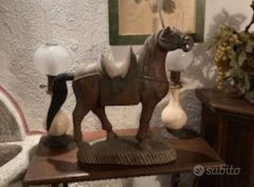 Cavallo antico in pietra