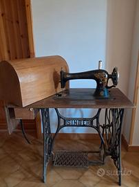 Macchina da cucire Singer d'epoca con pedale