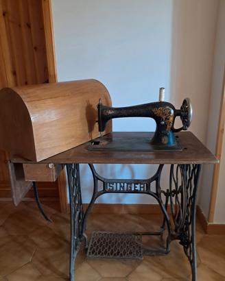 Macchina da cucire Singer d'epoca con pedale