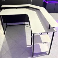 Scrivania con led ad angolo