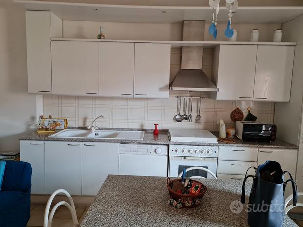 Cucina in legno bianco