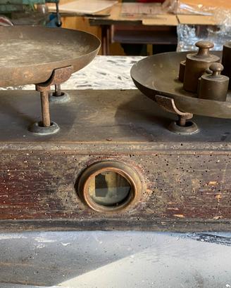Antica bilancia da banco, legno con pesi originali