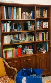Mobile libreria in noce e armadio contenitore.
