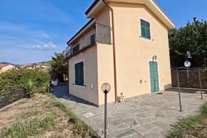 Villa di 140 m² con 5 locali e box auto doppio a G