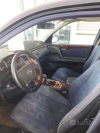 Mercedes-Benz C220

