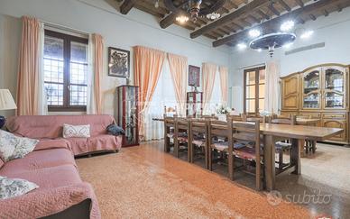 VILLA LIBERA SU 4 LATI CON AMPIO GIARDINO IN VIA C