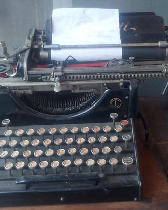 Macchina da scrivere Olivetti m20