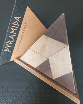 Rompicapo piramide di legno