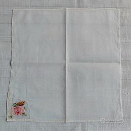 Tovagliolo Centrino Ricamato a Mano 38×40 cm.