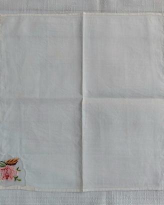 Tovagliolo Centrino Ricamato a Mano 38×40 cm.