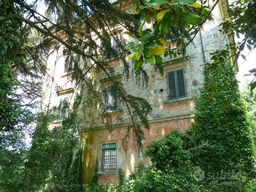 Villa di 1000 m² con più di 5 locali e posto auto 