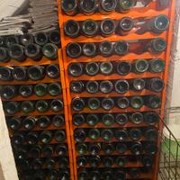 Bottiglie per vino con appositi supporti