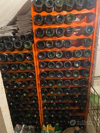 Bottiglie per vino con appositi supporti