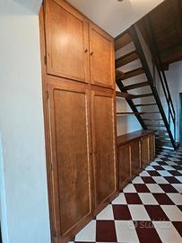 Mobile sottoscala in legno con armadio e mensole