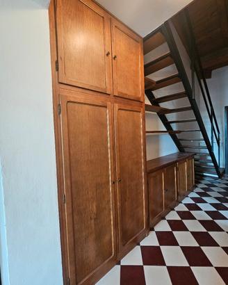 Mobile sottoscala in legno con armadio e mensole