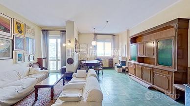 QUADRILOCALE IN CENTRO CON BOX E 2 CANTINE