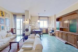 QUADRILOCALE IN CENTRO CON BOX E 2 CANTINE