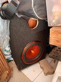 chases con medi e subwoofer