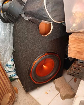 chases con medi e subwoofer