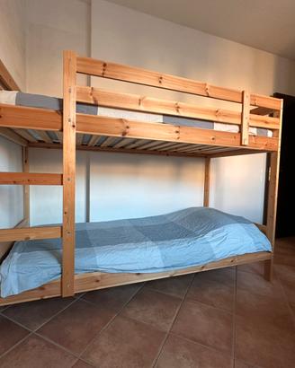 Letto a castello completo di materassi, piumoni..
