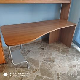 Scrivania, mensole e cassettiera