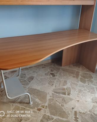 Scrivania, mensole e cassettiera