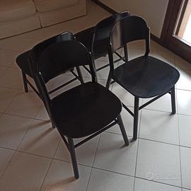 Quattro sedie in legno