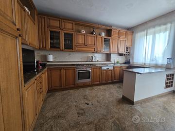 Cucina in legno completa di elettrodomestici 