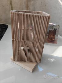 Abatjour fatta di legno con le corde e a pile
